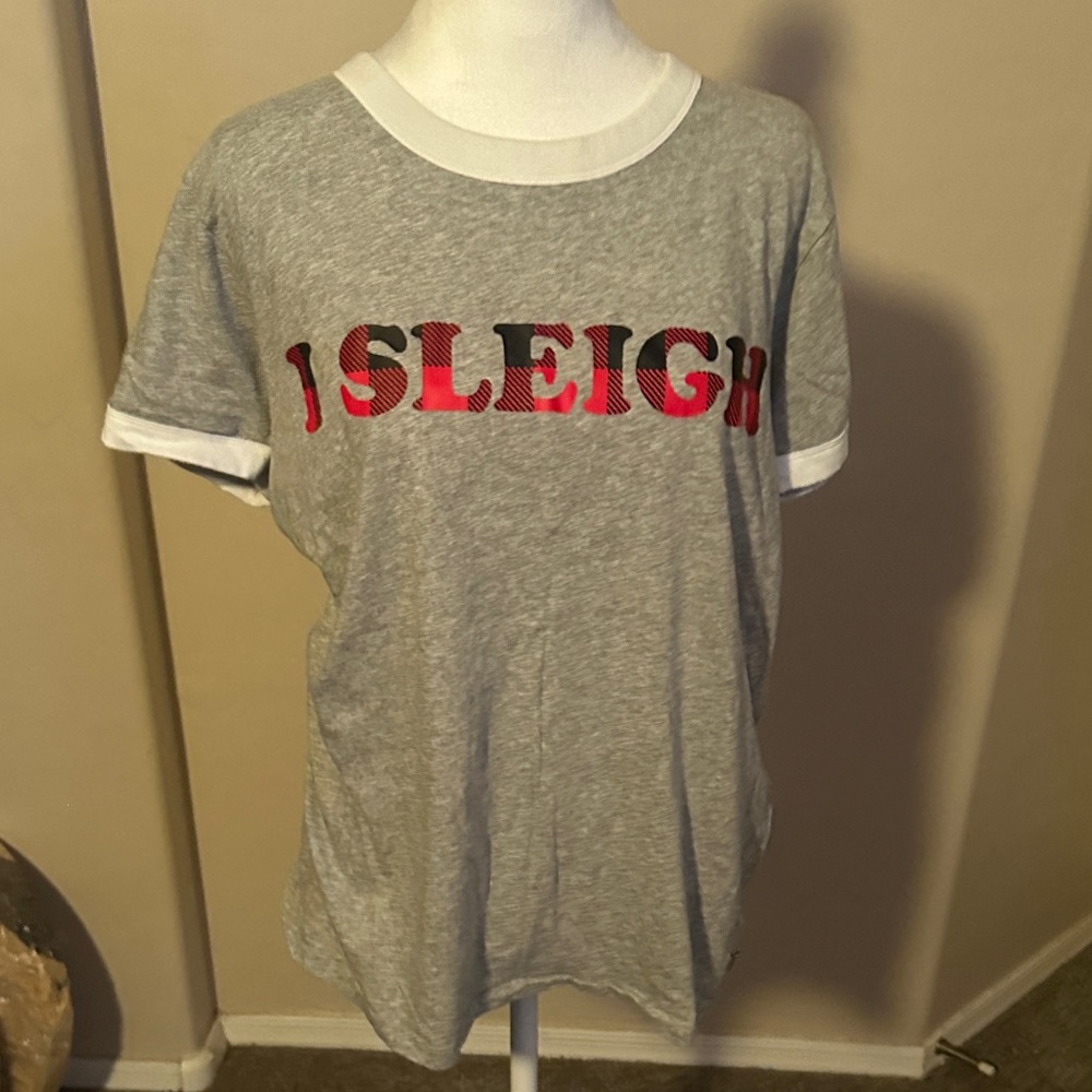 Vs pink Gray T-Shirt with Red 'Sleigh' Print